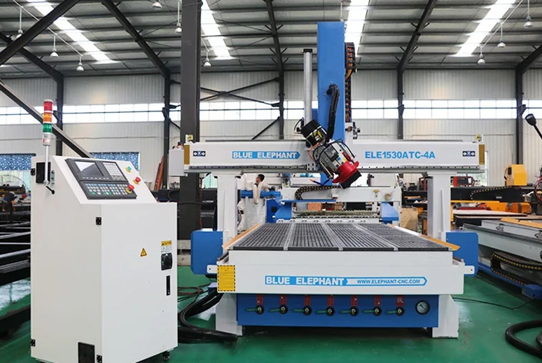 1530 4-осевой станок с ЧПУ для дизайна древесины со шпинделем ATC для гравировки