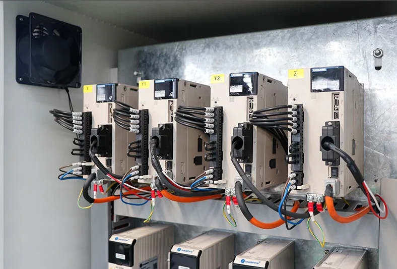 Enrutador CNC de husillo múltiple con torno multirotativo