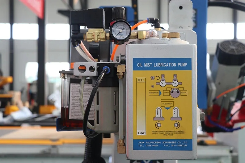 1530 4-осевой станок с ЧПУ для дизайна древесины со шпинделем ATC для гравировки