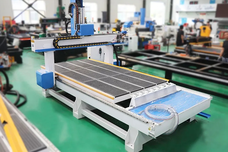 1530 4-осевой станок с ЧПУ для дизайна древесины со шпинделем ATC для гравировки